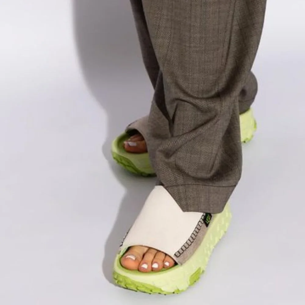 UGG All Gender Venture Daze Slide - Picture 6 of 11